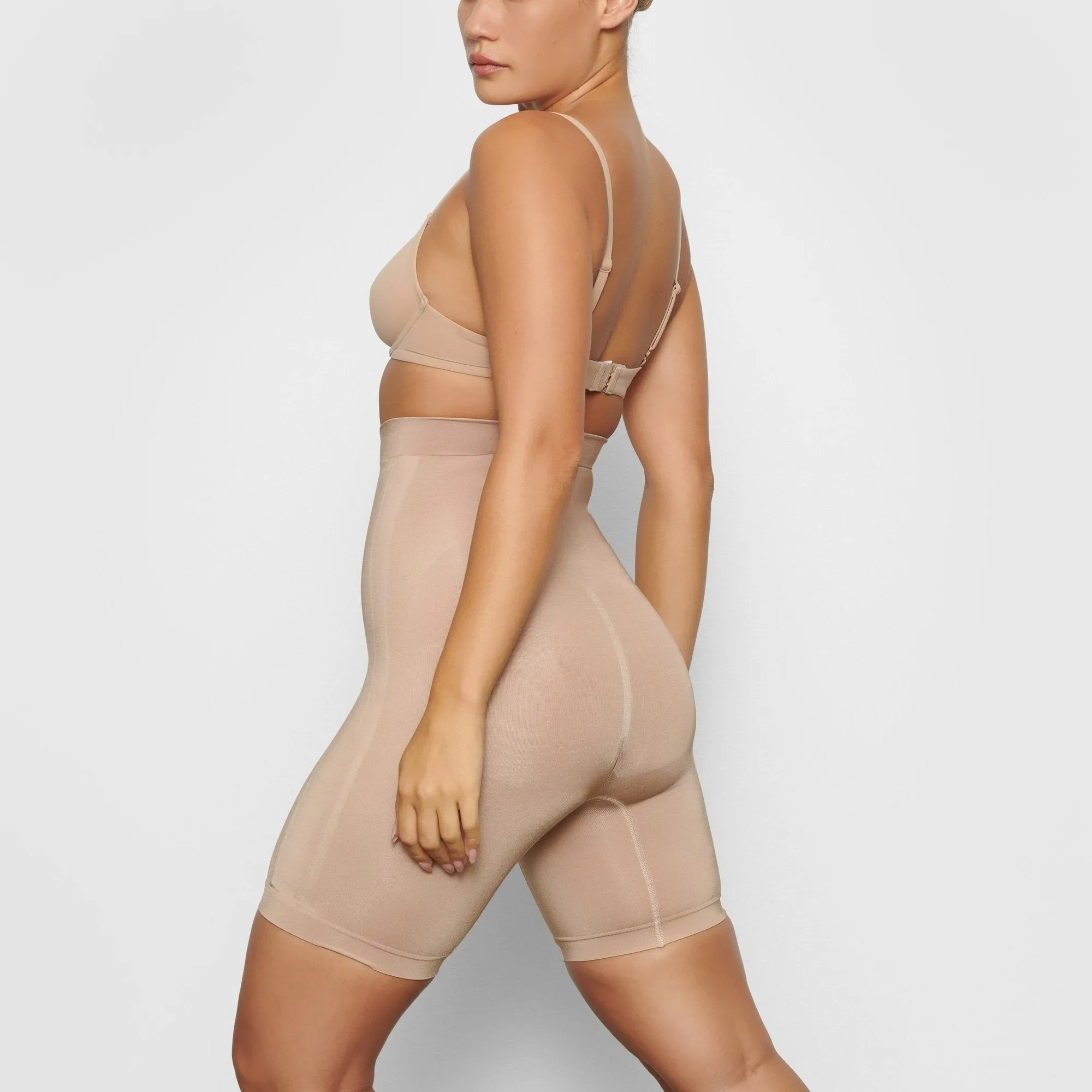 HIGH WAISTED BONDED SHORT W. OPEN GUESST | CLAY